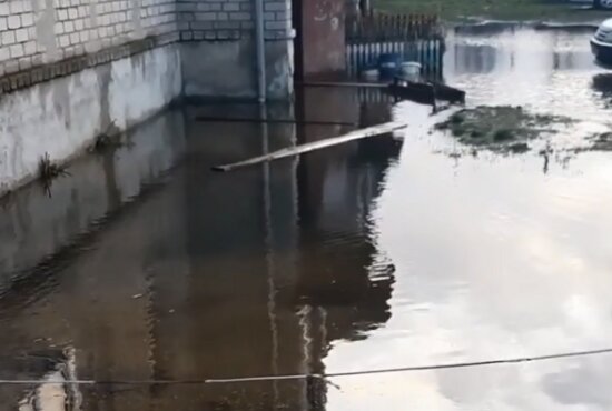 В Васильково после строительства велодорожки затопило жилой дом (видео) - Новости Калининграда | Кадр видеозаписи