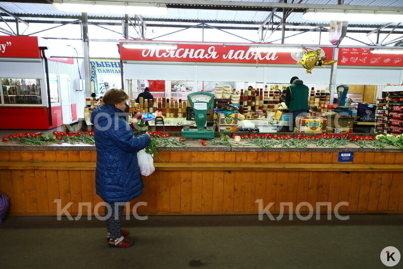 К прилавку погибших у Центрального рынка предпринимателей несут цветы (фото) - Новости Калининграда | Фото: Александр Подгорчук / &quot;Клопс&quot;