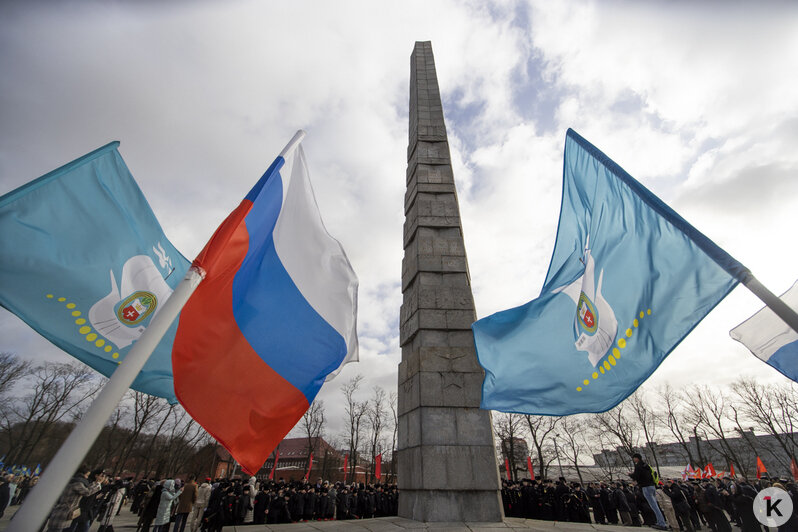 В Калининграде 23 февраля отметили возложением цветов к памятнику 1200 гвардейцам (фоторепортаж) - Новости Калининграда | Фото: Александр Подгорчук / &quot;Клопс&quot;