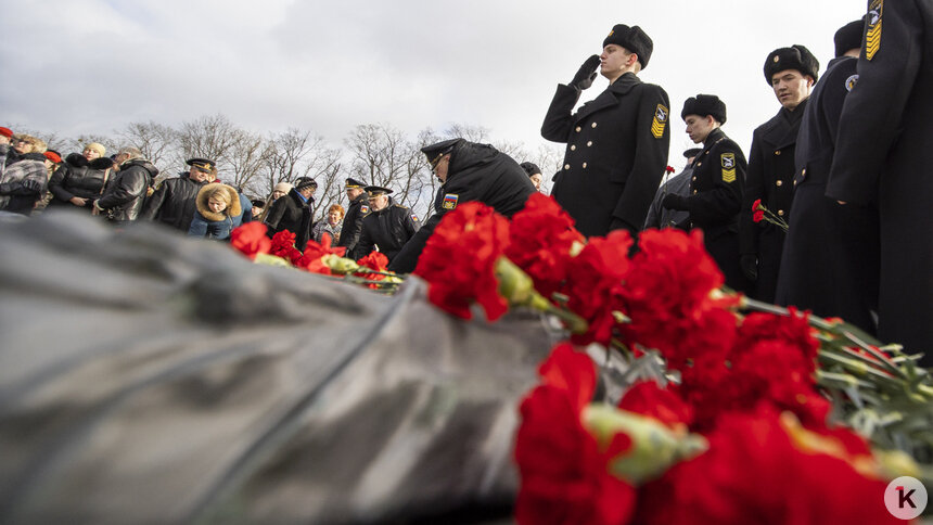 В Калининграде 23 февраля отметили возложением цветов к памятнику 1200 гвардейцам (фоторепортаж) - Новости Калининграда | Фото: Александр Подгорчук / &quot;Клопс&quot;