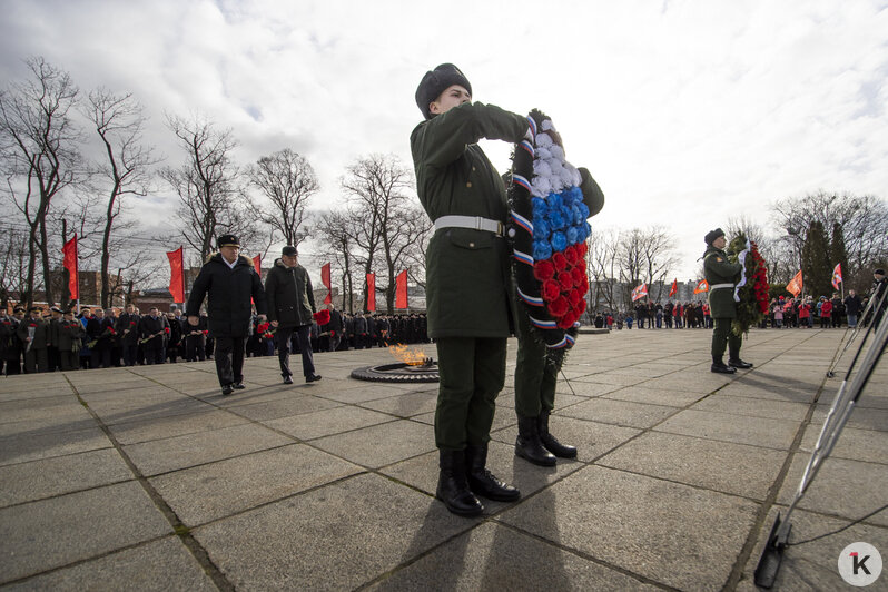 В Калининграде 23 февраля отметили возложением цветов к памятнику 1200 гвардейцам (фоторепортаж) - Новости Калининграда | Фото: Александр Подгорчук / &quot;Клопс&quot;