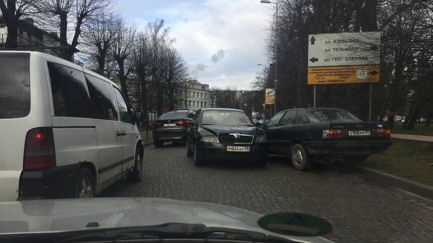 На Пролетарской легковушка ехала против движения (фото) - Новости Калининграда | Фото: Александр Подгорчук / &quot;Клопс&quot;