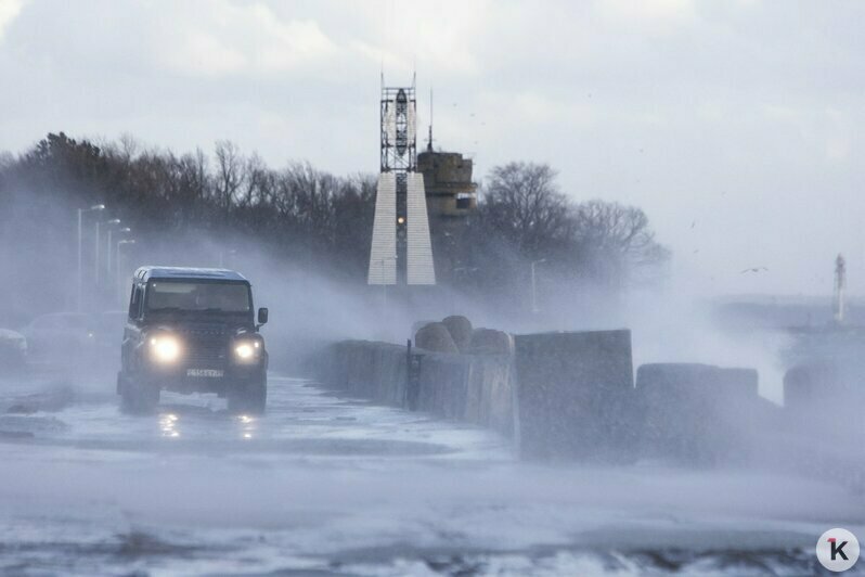 Брызги, волны, кайтсёрфинг: шторм на Балтийском море (фоторепортаж) - Новости Калининграда | Фото: Александр Подгорчук / &quot;Клопс&quot;