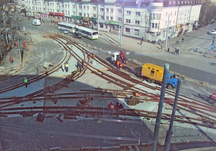 Новые рельсы на Киевской начали стыковать с действующими (фото) - Новости Калининграда | Фото: пресс-служба администрации Калининиграда