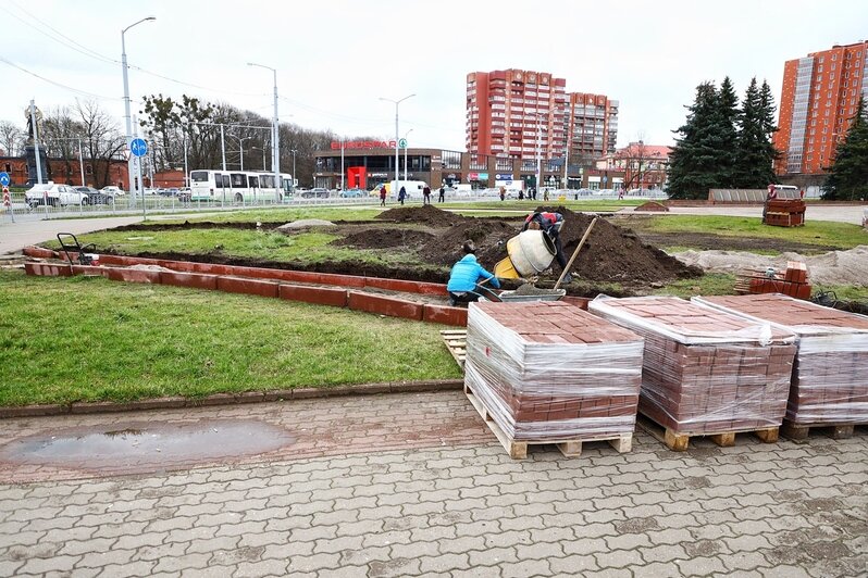 На площади Василевского строят тротуары на вытоптанных газонах (фото) - Новости Калининграда | Фото: Александр Подгорчук / &quot;Клопс&quot;