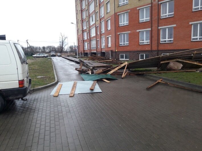 Возле "треснувшего" дома в Васильково ветер повалил забор на машину (фото) - Новости Калининграда | Фото: очевидец