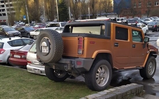 Hummer на газоне у СК &quot;Юность&quot; | Фото: читатель &quot;Клопс&quot;