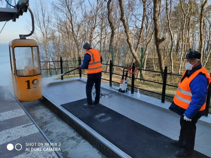 В Светлогорске начали дезинфицировать кабинки на канатной дороге (фото) - Новости Калининграда | Фото: администрация Светлогорского городского округа / Facebook