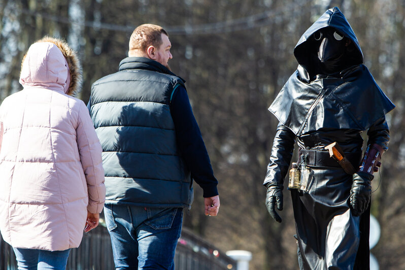 Кожаный фартук и звон старинных колбочек: калининградец ходит по городу в костюме чумного доктора - Новости Калининграда | Александр Подгорчук / &quot;Клопс&quot;