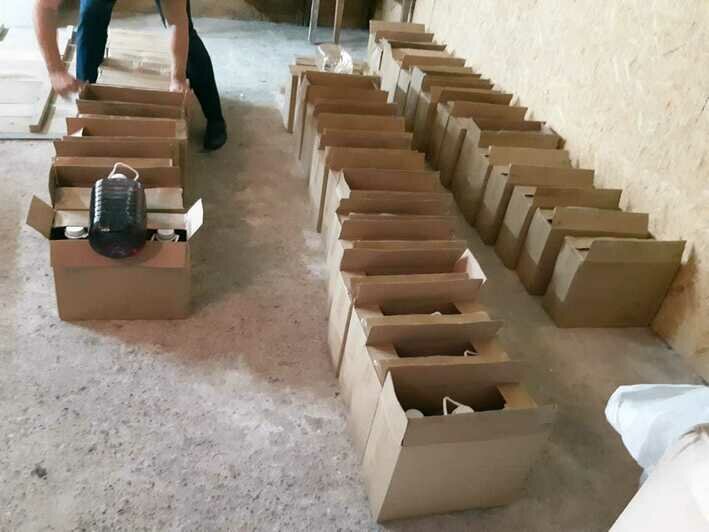 Жительница Янтарного незаконно хранила в гараже 430 канистр с алкоголем на 400 тыс. рублей (фото, видео) - Новости Калининграда | Фото: пресс-служба Западного ЛУ МВД России на транспорте