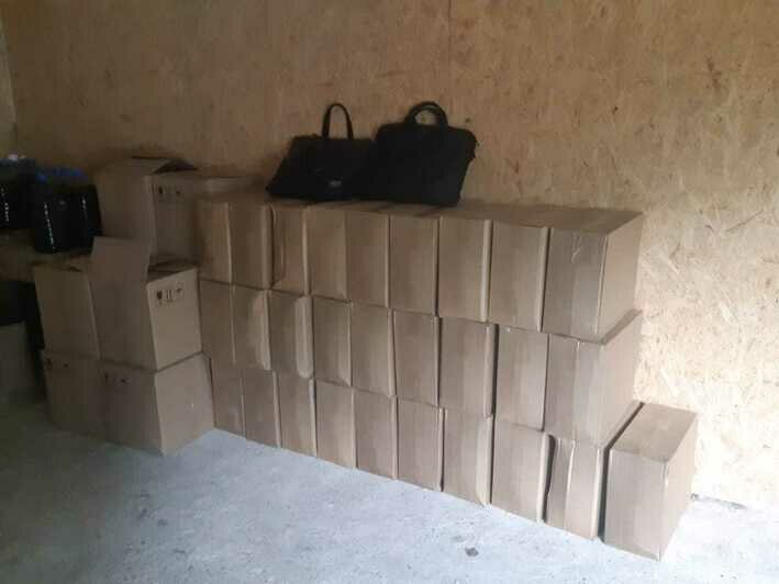Жительница Янтарного незаконно хранила в гараже 430 канистр с алкоголем на 400 тыс. рублей (фото, видео) - Новости Калининграда | Фото: пресс-служба Западного ЛУ МВД России на транспорте