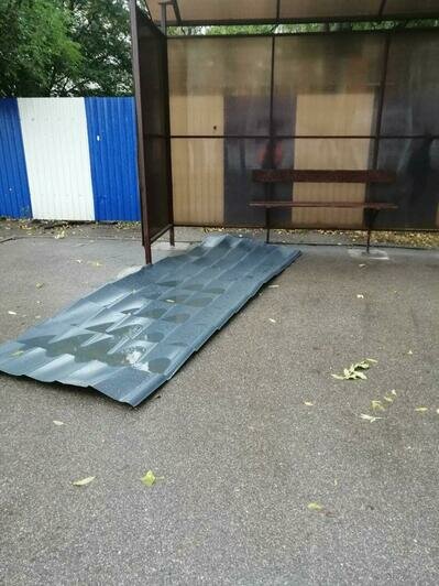 На ул. Куйбышева металлические листы ветром сдуло на остановку и киоск с фастфудом (фото) - Новости Калининграда | Фото очевидца