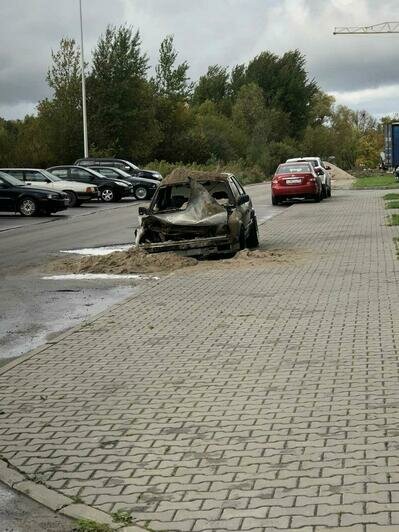 На Сельме загоревшееся авто посыпали песком из экскаватора, чтобы потушить огонь (фото, видео) - Новости Калининграда | Фото очевидца