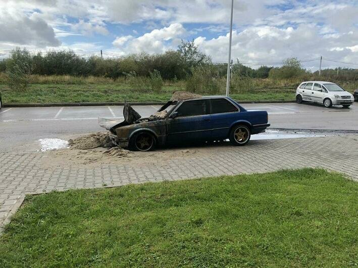 На Сельме загоревшееся авто посыпали песком из экскаватора, чтобы потушить огонь (фото, видео) - Новости Калининграда | Фото очевидца