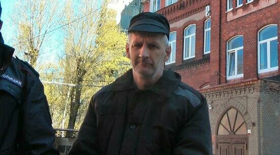История жестоких убийств Юрия Савина в новом эпизоде &quot;ПодкаСТ.105 — Приговор на пожизненное&quot; - Новости Калининграда | Кадр оперативного видео / Юрий Савин на следственном эксперименте 