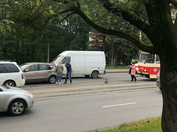 На Черняховского из-за ДТП на путях встали трамваи   - Новости Калининграда | Фото: читатель &quot;Клопс&quot;