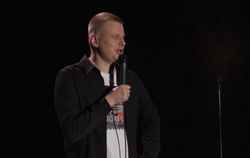 В Калининграде концерт Stand Up комика Славы Комиссаренко перенесли на декабрь - Новости Калининграда | Скриншот выступления Славы Комиссаренко