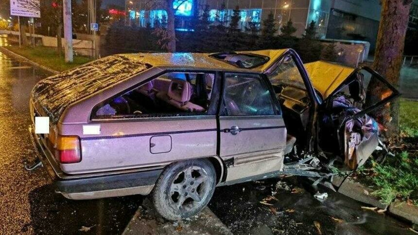 В полиции рассказали подробности аварии возле ТЦ &quot;Плаза&quot; с врезавшейся в дерево легковушкой - Новости Калининграда | Фото: пресс-служба регионального УМВД