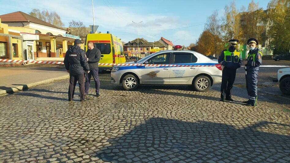 Работают полиция, скорая и МЧС: в Черняховске оцепили автовокзал из-за брошенного автомобиля (фото) - Новости Калининграда | Фото: Александр Пищик