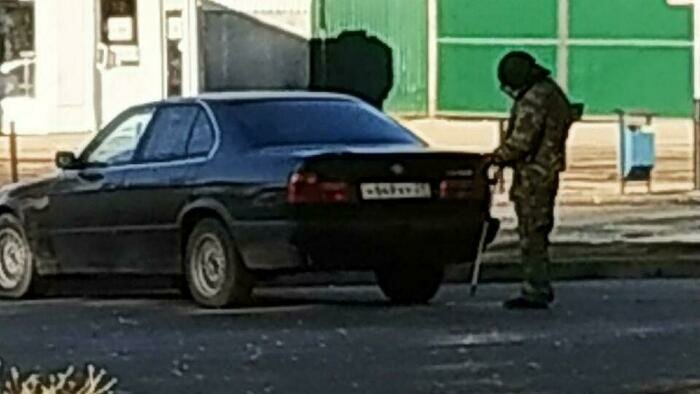Работают полиция, скорая и МЧС: в Черняховске оцепили автовокзал из-за брошенного автомобиля (фото) - Новости Калининграда | Фото: очевидец