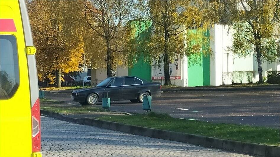 Работают полиция, скорая и МЧС: в Черняховске оцепили автовокзал из-за брошенного автомобиля (фото) - Новости Калининграда | Фото: Александр Пищик