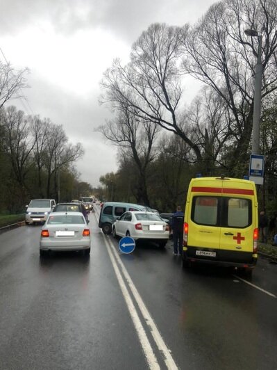 На ул. Суворова в ДТП с тремя машинами пострадали четыре человека (фото) - Новости Калининграда | Фото: пресс-служба УМВД России по Калининградской области