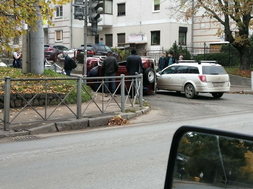 В Калининграде иномарка перевернулась от столкновения на перекрёстке - Новости Калининграда | Фото очевидца