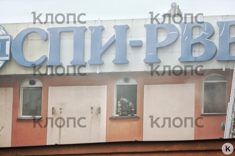 В Калининграде горит здание на территории бывшего ликёроводочного завода (фото) - Новости Калининграда | Фото: Александр Подгорчук