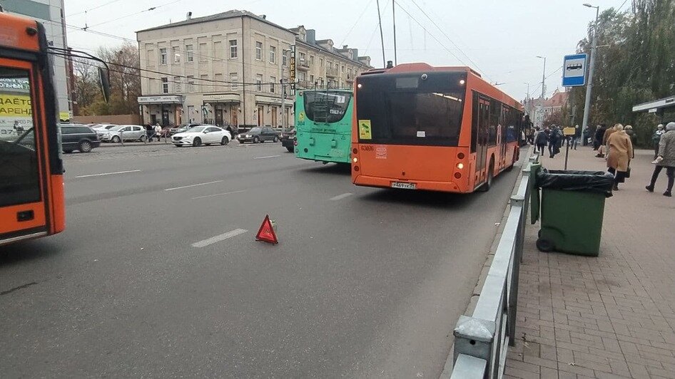 Врезался в автобус и леговушку: в Калининграде у таксиста во время движения начался приступ эпилепсии (фото) - Новости Калининграда | Фото: Александр Пищик