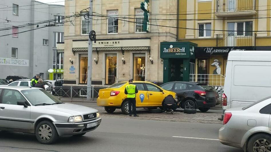 Врезался в автобус и леговушку: в Калининграде у таксиста во время движения начался приступ эпилепсии (фото) - Новости Калининграда | Фото: Александр Пищик