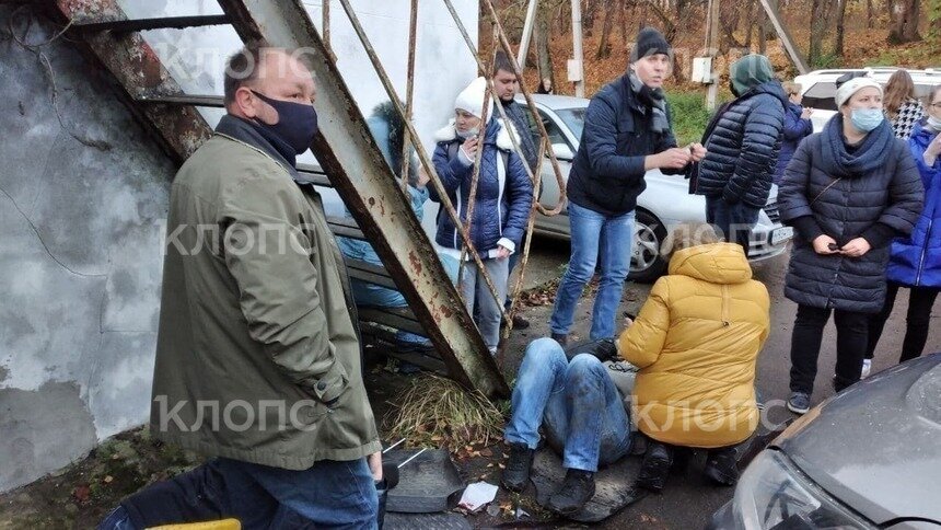 В Холмогоровке 79-летний водитель перепутал педали и влетел в толпу на кроссовере: главное о ЧП  - Новости Калининграда | Фото: Юрате Пилюте