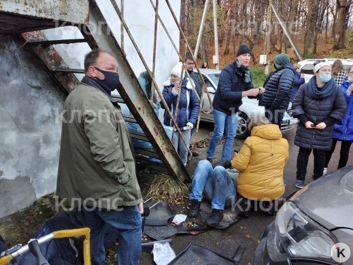 На слушаниях в Холмогоровке водитель кроссовера въехал в толпу людей (фото, видео) - Новости Калининграда | Фото: Юрате Пилюте