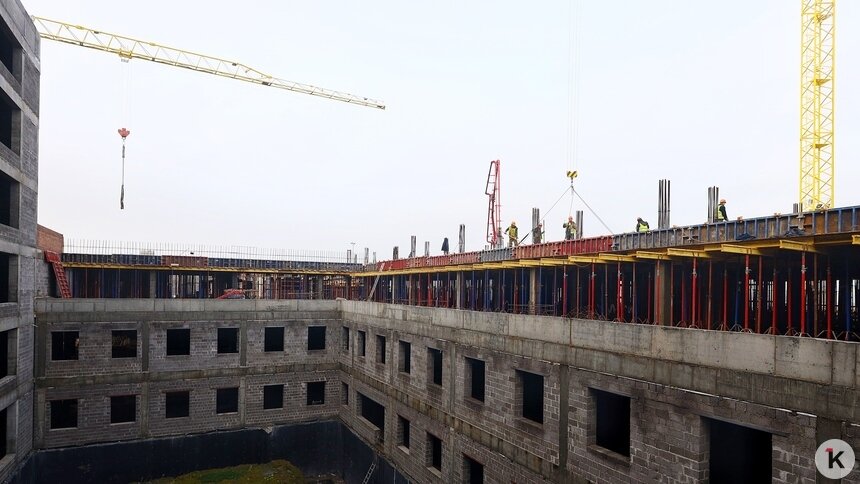 На стройплощадке калининградского онкоцентра просела часть вновь залитого бетонного перекрытия - Новости Калининграда | Фото: Александр Подгорчук / "Клопс"