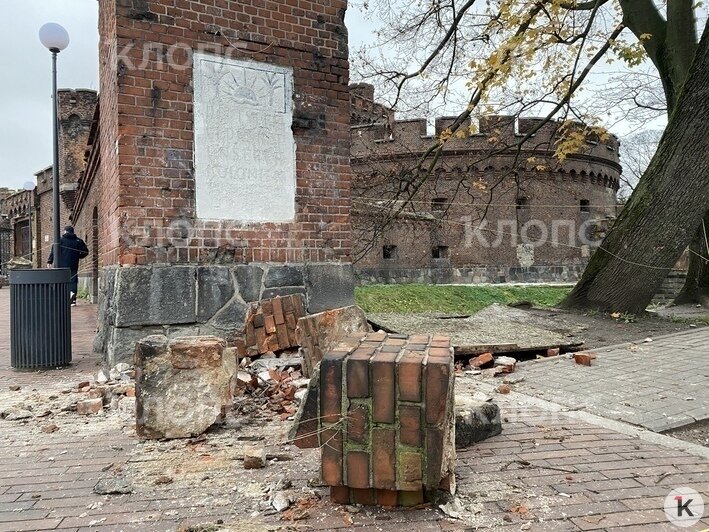 У башни Врангеля обрушилась часть стены (фото) - Новости Калининграда | Фото: Александр Подгорчук