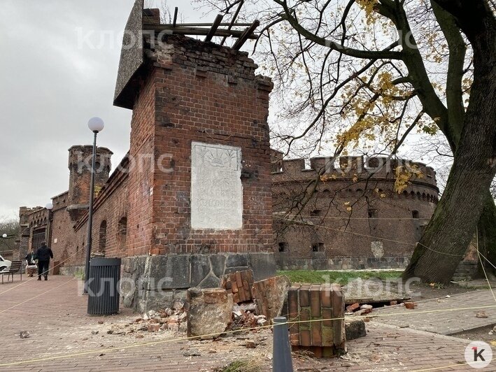 У башни Врангеля обрушилась часть стены (фото) - Новости Калининграда | Фото: Александр Подгорчук