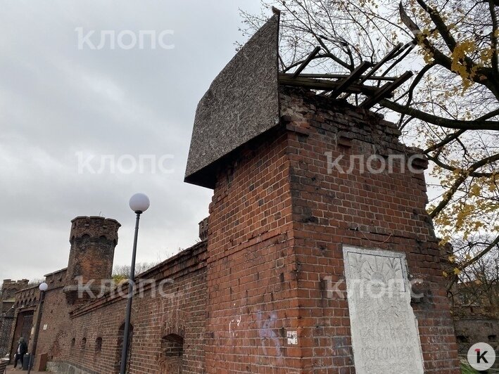 У башни Врангеля обрушилась часть стены (фото) - Новости Калининграда | Фото: Александр Подгорчук