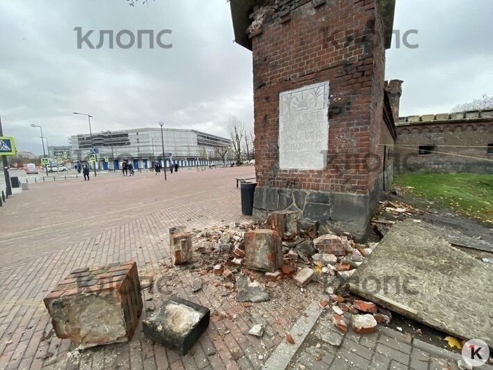 У башни Врангеля обрушилась часть стены (фото) - Новости Калининграда | Фото: Александр Подгорчук