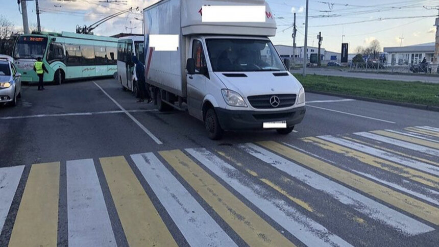 На Московском проспекте столкнулись автобус и грузовик, пострадала пенсионерка - Новости Калининграда | Фото: пресс-служба УМВД России по Калининградской области