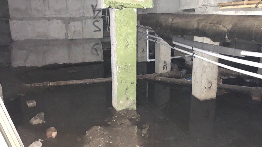 В Калининграде подвал дома на Зелёной два месяца затапливает фекалиями (фото) - Новости Калининграда