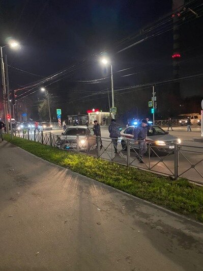 На перекрёстке Горького и Сибирякова легковушка протаранила тротуарную ограду (фото) - Новости Калининграда | Фото очевидца