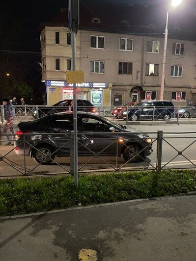 На перекрёстке Горького и Сибирякова легковушка протаранила тротуарную ограду (фото) - Новости Калининграда | Фото очевидца