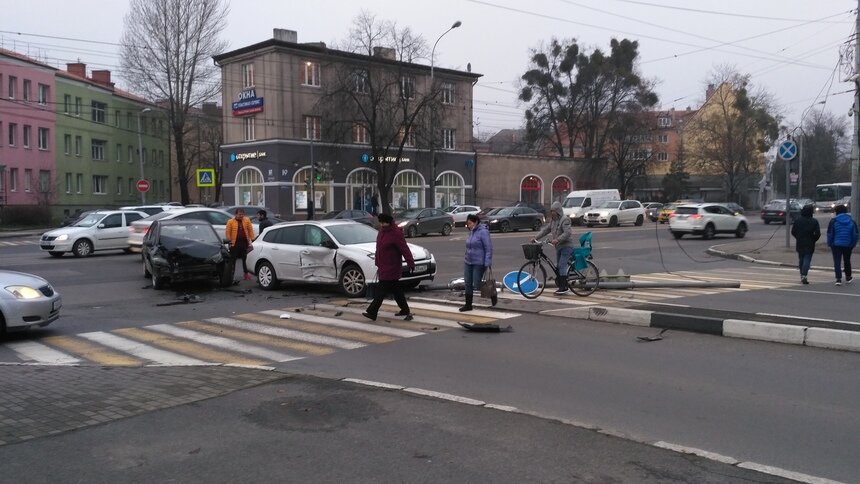 Упавший после ДТП светофор, блокировал выезд с Озерова на Советский проспект - Новости Калининграда | Фото: Дмитрий Пасека