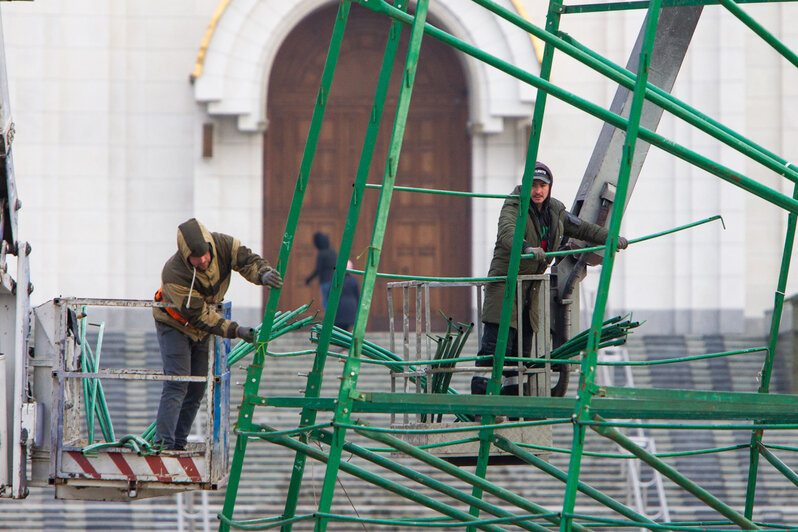 В Калининграде начали устанавливать главную новогоднюю ёлку (фото) - Новости Калининграда | Фото: Александр Подгорчук / &quot;Клопс&quot;