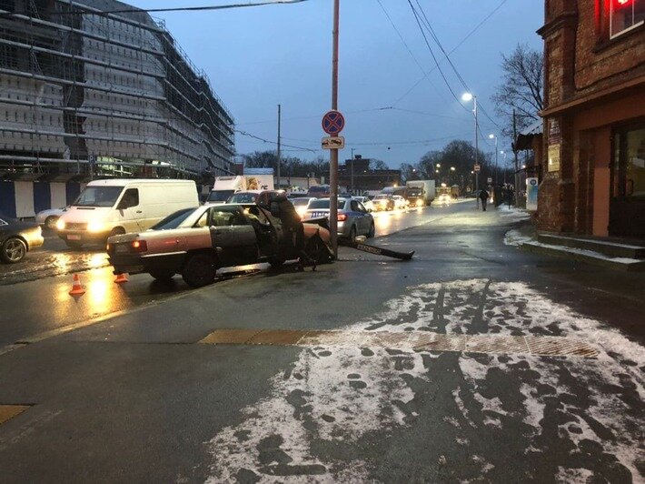 На перекрёстке Пролетарской и Черняховского легковушка врезалась в столб (фото) - Новости Калининграда | Фото очевидца