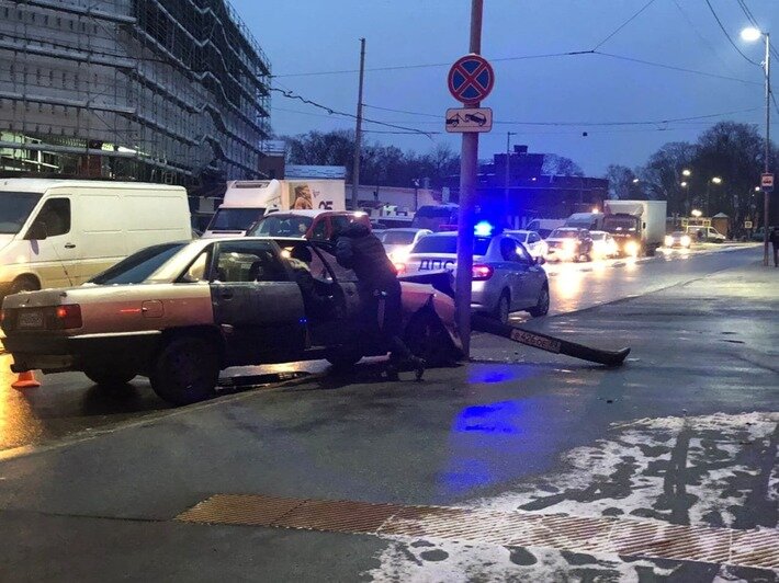 На перекрёстке Пролетарской и Черняховского легковушка врезалась в столб (фото) - Новости Калининграда | Фото очевидца