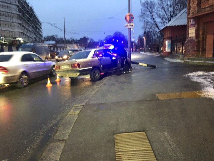 На перекрёстке Пролетарской и Черняховского легковушка врезалась в столб (фото) - Новости Калининграда | Фото очевидца