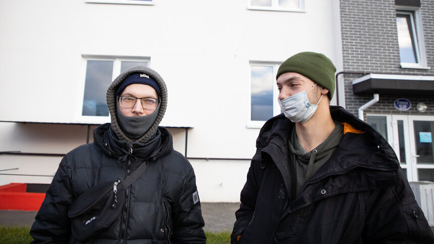 &quot;Жили в военной общаге&quot;: депутат Госдумы Ярошук помог братьям-сиротам из Калининграда получить квартиры - Новости Калининграда | Фото: Александр Подгорчук / &quot;Клопс&quot;