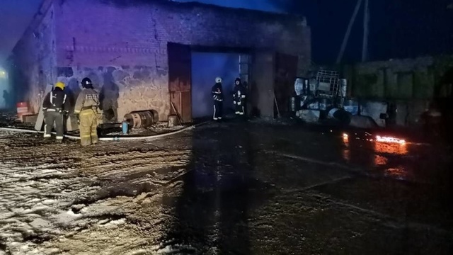 Под Гурьевском сгорел склад с сельхозоборудованием и запчастями для техники  