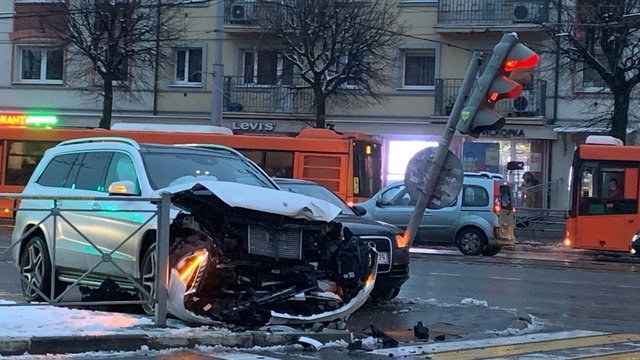 На пересечении Театральной и Ленпроспекта столкнулись Mercedes и Audi, есть пострадавшая (фото)