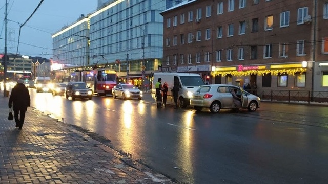 На Черняховского из-за ДТП на путях встали трамваи (фото)